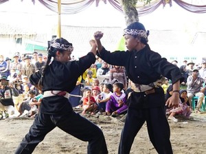 Tradisi Pencak Sumping, Bela Diri Kuno yang Ada di Momen Lebaran Haji