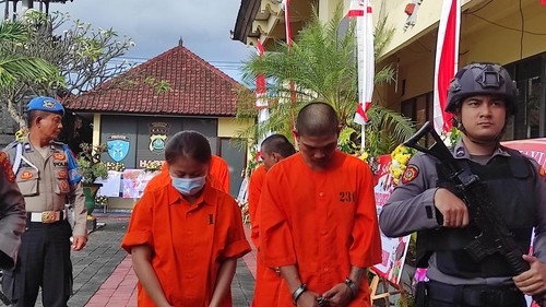 Pasangan kekasih Rani Rahmawati dan Bayu saat digiring oleh polisi di Polres Denpasar, Jumat (30/6/2023). Mereka ditangkap karena menjadi pengedar ganja.