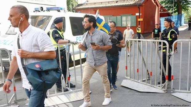 Pengungsi Irak Bakar Alquran atas Izin Pengadilan Swedia di Depan Masjid