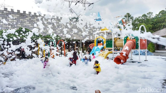 Pengunjung memadati kolam renang Victory Waterpark, di Desa Sadu, Kecamatan Soreang, Kabupaten Bandung