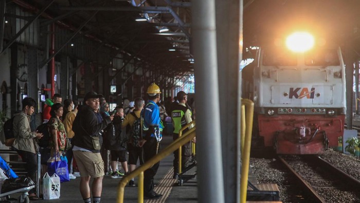 Penumpang kereta api melonjak saat libur Idul Adha Sejumlah calon penumpang menunggu kedatangan kereta api di Stasiun Tawang, Semarang, Jawa Tengah, Jumat (30/6/2023). PT Kereta Api Indonesia (Persero) mencatat per Selasa (27/6) volume penumpang kereta api jarak jauh melonjak pada periode libur Idul Adha 2023 yakni sebanyak 66 persen atau 159.838 pelanggan dibandingkan pekan sebelumnya yakni Selasa (20/6) yang hanya 96.416 pelanggan. ANTARA FOTO/Makna Zaezar/rwa.