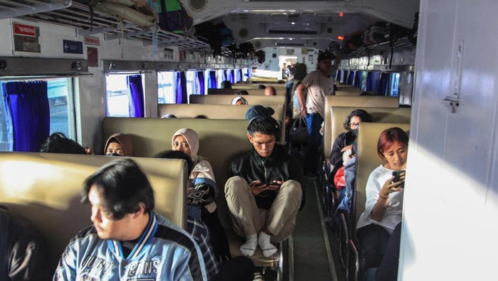 Sejumlah calon penumpang menunggu kedatangan kereta api di Stasiun Tawang, Semarang, Jawa Tengah, Jumat (30/6/2023). PT Kereta Api Indonesia (Persero) mencatat per Selasa (27/6) volume penumpang kereta api jarak jauh melonjak pada periode libur Idul Adha 2023 yakni sebanyak 66 persen atau 159.838 pelanggan dibandingkan pekan sebelumnya yakni Selasa (20/6) yang hanya 96.416 pelanggan. ANTARA FOTO/Makna Zaezar/rwa.