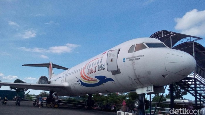 Pesawat Fokker 100 yang terparkir di objek wisata J&J Kabupaten Kuningan.