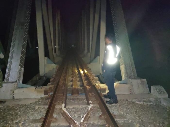 Petugas unit jalan rel dan jembatan mengecek kondisi jalur dan jembatan kereta api di wilayah Daop 4 Semarang, Jumat (30/6/2023) malam.