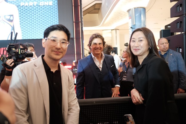 Selain itu, Kimbab Family yang dicintai para penggemar YouTube karena kontennya yang menghibur juga berkesempatan interaksi dengan Tom Cruise untuk foto bersama. (Foto: Dok. Paramount Pictures Indonesia)