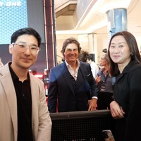 Selain itu, Kimbab Family yang dicintai para penggemar YouTube karena kontennya yang menghibur juga berkesempatan interaksi dengan Tom Cruise untuk foto bersama. (Foto: Dok. Paramount Pictures Indonesia)