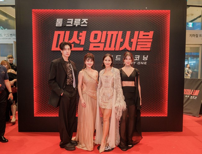 Luaran semacam jubah senada beraksen bulu menjadi pelengkap gaya Pevita Pearce. Tidak ketinggalan sepasang stiletto yang menopang kaki jenjangnya semakin menyempurnakan penampilannya. (Foto: Dok. Paramount Pictures Indonesia)