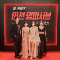 Luaran semacam jubah senada beraksen bulu menjadi pelengkap gaya Pevita Pearce. Tidak ketinggalan sepasang stiletto yang menopang kaki jenjangnya semakin menyempurnakan penampilannya. (Foto: Dok. Paramount Pictures Indonesia)