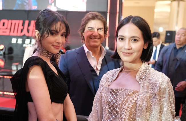 Selain Pevita Pearce, hadir pula aktris Juria Hartmans.  Tom Cruise, bintang utama sekaligus produser film tersebut, pun tak melewatkan selfie dengan dua artis muda berbakat asal Indonesia itu. (Foto: Dok. Paramount Pictures Indonesia)