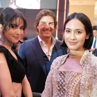 Selain Pevita Pearce, hadir pula aktris Juria Hartmans.  Tom Cruise, bintang utama sekaligus produser film tersebut, pun tak melewatkan selfie dengan dua artis muda berbakat asal Indonesia itu. (Foto: Dok. Paramount Pictures Indonesia)