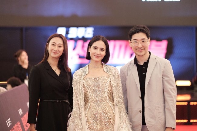 Pilihan bintang ‘Sri Asih’ itu kali ini jatuh pada salah satu karya dari label Tanah Air, Maison Baaz Couture. Kreasi tersebut meliputi sebuah mini dress krem bersiluet hour-glass yang sarat detail bordir nan memukau. (Foto: Dok. Paramount Pictures Indonesia)