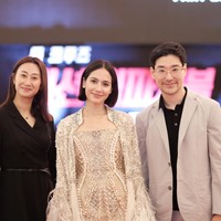 Pilihan bintang ‘Sri Asih’ itu kali ini jatuh pada salah satu karya dari label Tanah Air, Maison Baaz Couture. Kreasi tersebut meliputi sebuah mini dress krem bersiluet hour-glass yang sarat detail bordir nan memukau. (Foto: Dok. Paramount Pictures Indonesia)