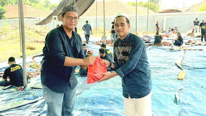 PLN Icon Plus, menyebar 1.100 paket daging kurban. Paket daging kurban ini diberikan kepada warga yang berada di sekitar area operasional PLN Icon Plus.