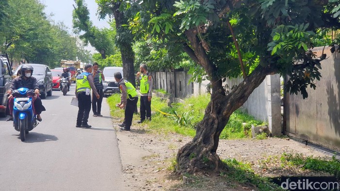 Polisi melakukan olah TKP di lokasi penemuan 2 mayat pria di Medan.