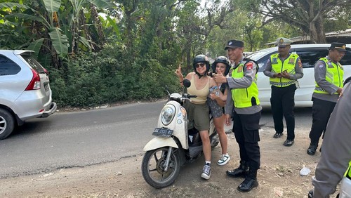 Polisi mengawasi wisatawan yang berkunjung di objek wisata Nusa Penida dan membagikan brosur untuk mematuhi tata tertib wisata di Bali.