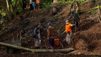 Polresta Banyumas hingga kini menemukan enam kerangka bayi hasil inses antara tersangka berinisial R dengan putrinya yang dibunuh dan dikubur usai dilahirkan.  