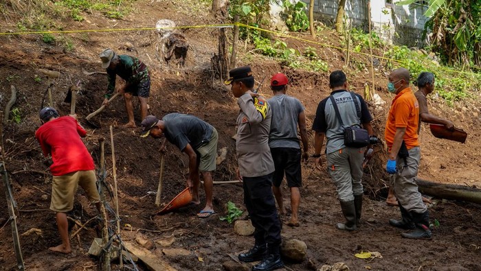 Petugas Inafis Polresta Banyumas bersama pekerja melakukan olah TKP usai ditemukan lagi kerangka bayi di Purokerto, Banyumas, Jawa Tengah, Jumat (30/6/2023). Polresta Banyumas hingga kini menemukan enam kerangka bayi hasil inses antara tersangka berinisial R dengan putrinya yang dibunuh dan dikubur usai dilahirkan. ANTARA FOTO/Idhad Zakaria/rwa.