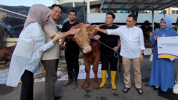 Potong Kurban untuk Masyarakat Sekitar