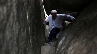 Seperti dilansir Mecca, perjalanannya pun terbilang tidak mudah untuk sampai ke Gua Hira, karena medannya terjal dan menanjak. Puncak Jabal Nur sendiri setinggi 640 meter. REUTERS/Mohamed Abd El Ghany.  