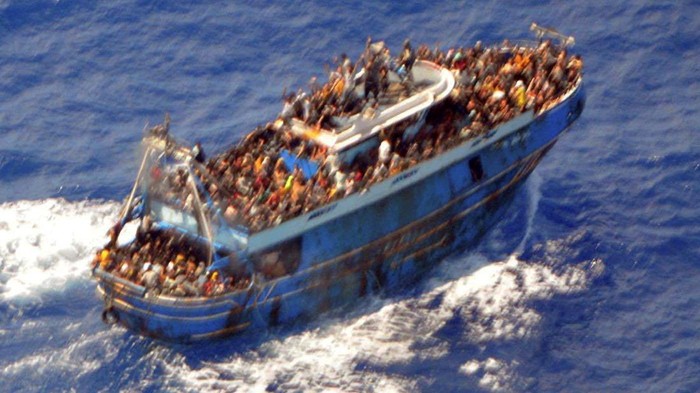 Potret Kapal Pengangkut Imigran yang Tenggelam dan Menewaskan 350 Orang Sedikitnya 350 imigran Pakistan tewas usai kapal penangkap ikan kelebihan muatan dan tenggelam di perairan Yunani.