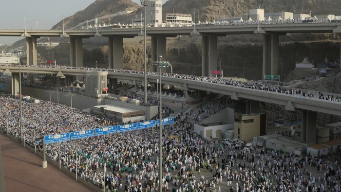 Jamaah haji berjalan usai melempar jamrah hari kedua di Jamarat, Mina, Arab Saudi, Kamis (29/6/2023). Jutaan jamaah haji memadati kawaaan Jamarat untuk melaksanakan lempar jamrah Ula, Wustha, Aqabah. ANTARA FOTO/Wahyu Putro A/nym.