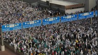 Jamaah haji berjalan usai melempar jumrah hari kedua di Jamarat, Mina, Arab Saudi, Kamis (29/6/2023). 