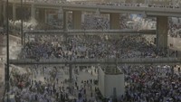 Jutaan jamaah haji memadati kawaaan Jamarat untuk melaksanakan lempar jamrah Ula, Wustha, Aqabah. 