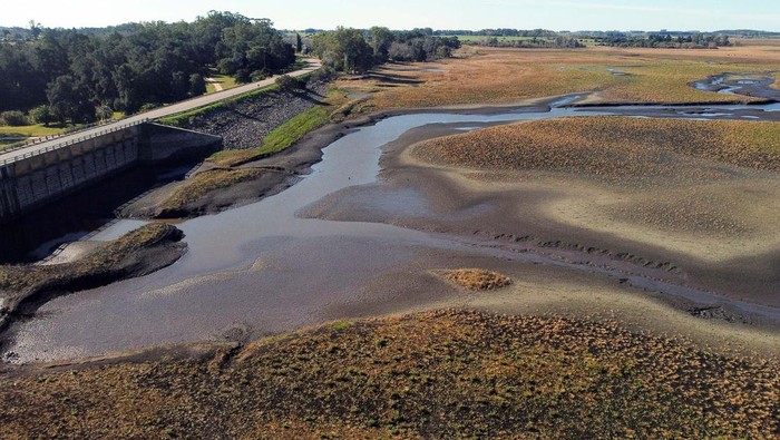 Waduk Canelon Grande di Canelones, Uruguay, mengering, Kamis (29/6) waktu setempat. Kekeringan itu disebabkan oleh minimnya curah hujan di Uruguay.