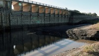 Waduk mengering akibat minimnya curah hujan di Canelones, Uruguay.
