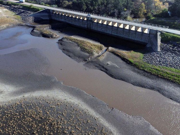Waduk di Negara Ini Mendadak Kering! Ini Potretnya