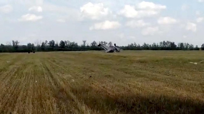 Potret Puing-puing Pesawat Rusia yang Diduga Ditembak Pasukan Wagner A view of debris of a downed Russian military plane, purportedly shot down by Wagner troops, in a field near Bugaevka, Voronezh Region, Russia, June 24, 2023, in this screengrab from social media video obtained by REUTERS THIS IMAGE HAS BEEN SUPPLIED BY A THIRD PARTY. NO RESALES. NO ARCHIVES.