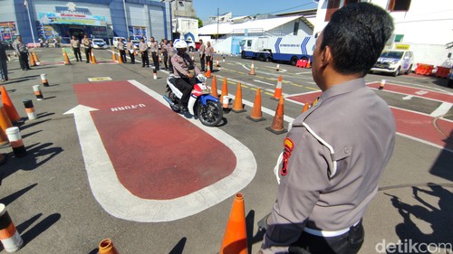 Praktik ujian SIM di Polrestabes Semarang kawasan Kota Lama, Jumat (30/6/2023).