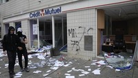 Kantor bank di Nanterre juga dirusak massa. AP Photo/Michel Euler.