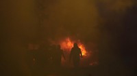 Unjuk rasa yang diwarnai kerusuhan itu sudah berlangsung selama tiga malam berturut-turut di beberapa kota. AP Photo/Christophe Ena.