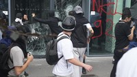Pusat kerusuhan berada di Nanterre, pinggiran kota Paris yang menjadi lokasi penembakan remaja pria berusia 17 tahun, yang diidentifikasi bernama Nahel, Kamis (29/6/2023) waktu setempat. AP Photo/Michel Euler.