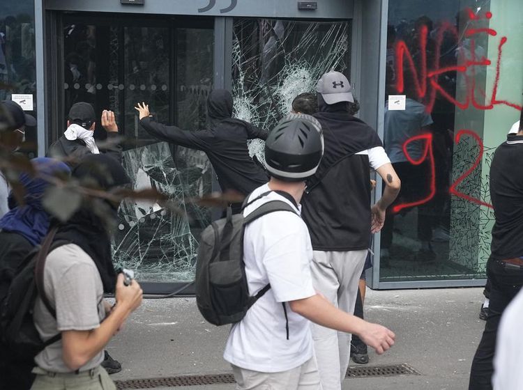 Prancis Rusuh, Massa Rusak Bank hingga Toko