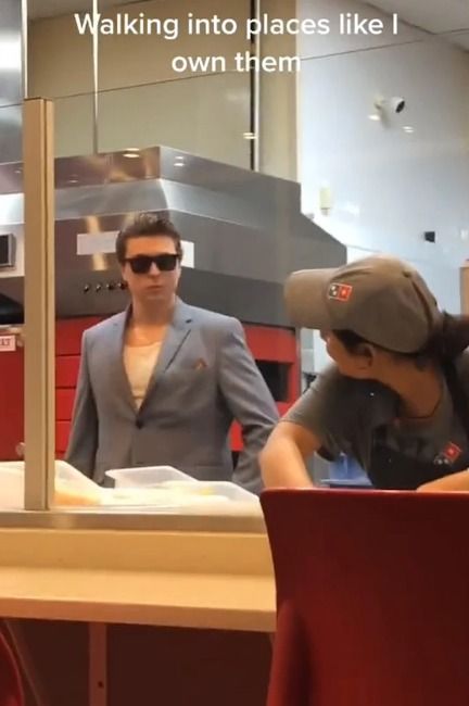 Kocak! Pelanggan Ini Kecoh Restoran Pizza dengan Berbusana Necis