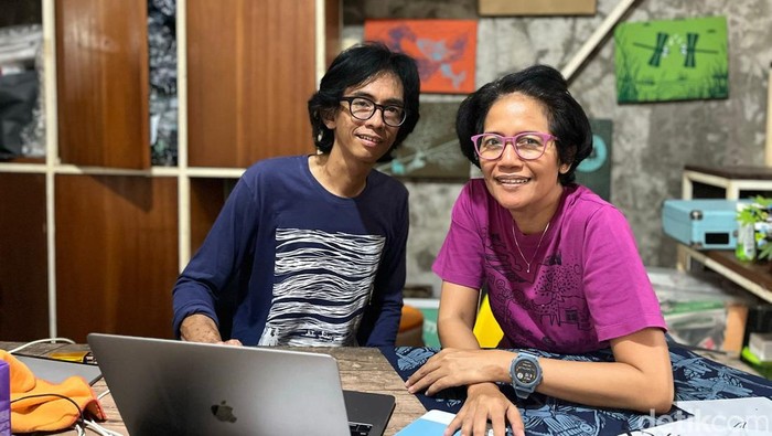 Presi Mandari founder Sackai Bags dan suami, ilustrastor Sackai Bags.