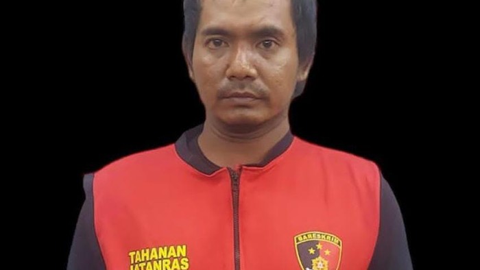 Viral, seorang pria memakai sandal berpaku di Surabaya, Jawa Timur. Pelaku memakai sendal berpaku untuk membuat ban mobil bocor. Polisi mengungkap motif pelaku.