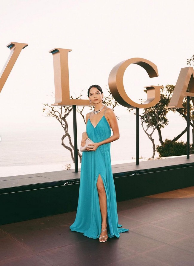 Gaun panjang dengan tali model spaghetti ini berwarna toska aquamarine yang menggambarkan nuansa laut. Warna cerah semakin menonjolkan kulit sawo matang Putri Marino. Foto: Instagram/@putrimarino