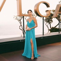 Gaun panjang dengan tali model spaghetti ini berwarna toska aquamarine yang menggambarkan nuansa laut. Warna cerah semakin menonjolkan kulit sawo matang Putri Marino. Foto: Instagram/@putrimarino