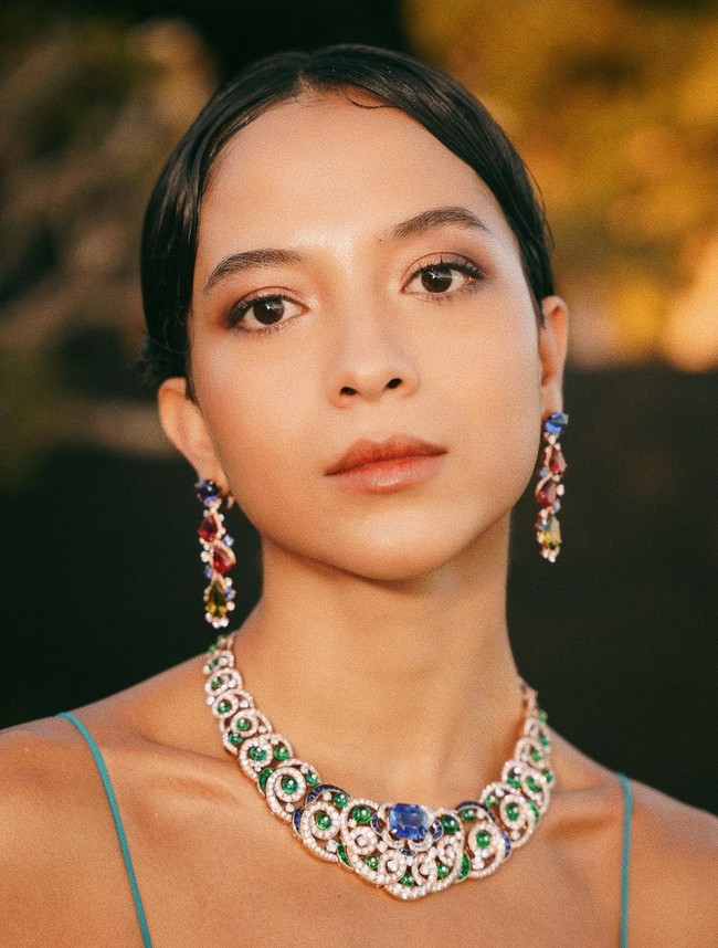 Wajah Putri Marino dipercantik riasan bernuansa coklat dan nude. Foto: Instagram/@putrimarino