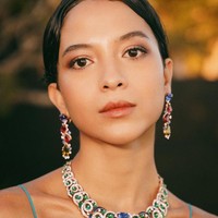 Wajah Putri Marino dipercantik riasan bernuansa coklat dan nude. Foto: Instagram/@putrimarino