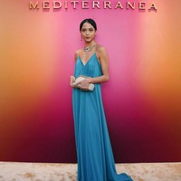 Putri Marino mengenakan gaun high-slit rancangan desainer Indonesia Hagai Pakan untuk pesta yang dihadiri para selebriti, baik dari dalam maupun luar negeri, itu. Foto: Instagram/@putrimarino