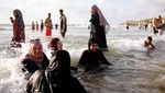 Ramai-ramai Warga Palestina Mengisi Libur Idul Adha di Pantai Israel