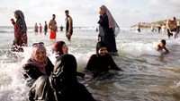Warga Palestina dan Israel berbaur menikmati hiburan di pantai.  