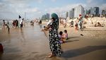 Ramai-ramai Warga Palestina Mengisi Libur Idul Adha di Pantai Israel
