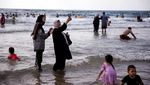 Ramai-ramai Warga Palestina Mengisi Libur Idul Adha di Pantai Israel