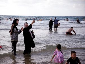 Ramai-ramai Warga Palestina Mengisi Libur Idul Adha di Pantai Israel
