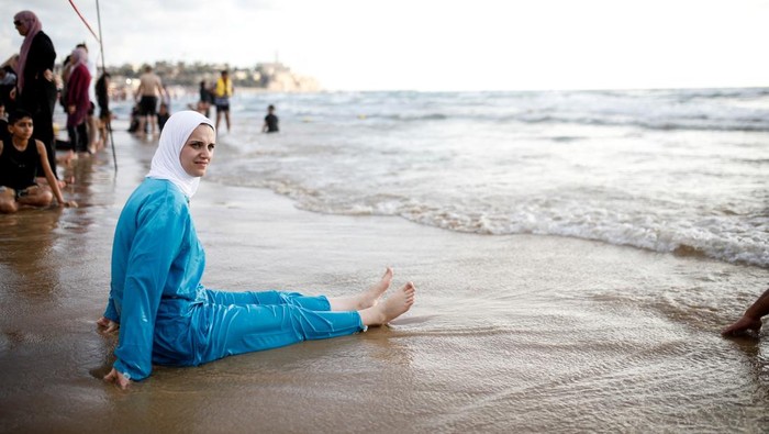 Ramai-ramai Warga Palestina Mengisi Libur Idul Adha di Pantai Israel Palestinian women react as they bathe in the water of the Mediterranean Sea as they visit Tel Aviv during the Muslim holiday of Eid al-Adha in Tel Aviv, Israel June 29, 2023. REUTERS/Shir Torem